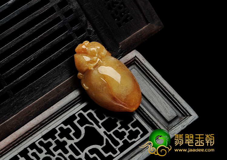 糯冰种黄翡缅甸翡翠灵猴献寿挂件