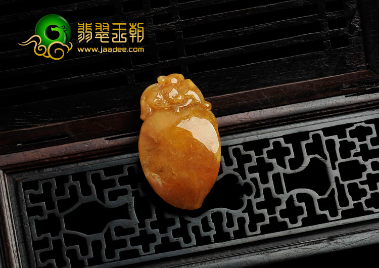 糯冰种黄翡缅甸翡翠灵猴献寿挂件