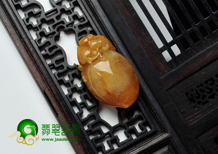 糯冰种黄翡缅甸翡翠灵猴献寿挂件