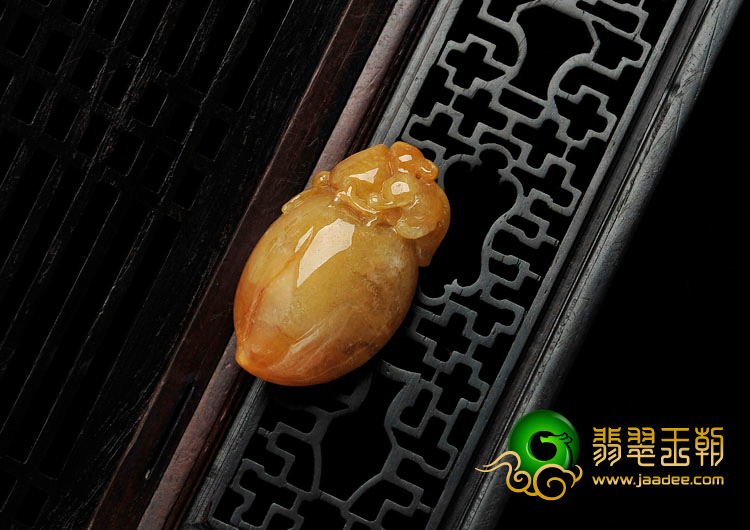 糯冰种黄翡缅甸翡翠灵猴献寿挂件