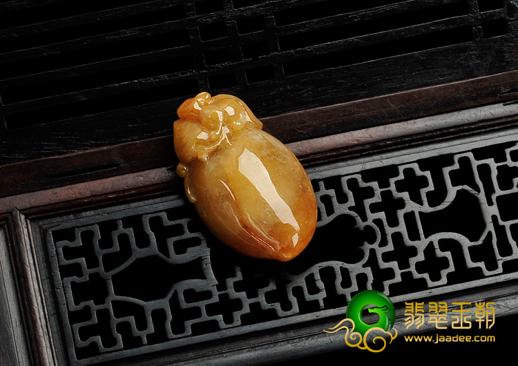糯冰种黄翡缅甸翡翠灵猴献寿挂件