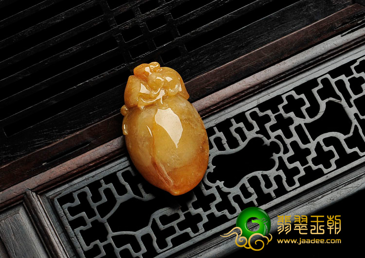 糯冰种黄翡缅甸翡翠灵猴献寿挂件