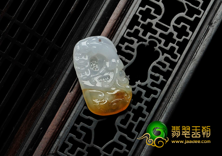 冰种黄翡缅甸翡翠草龙挂件