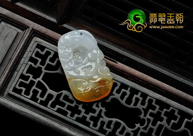 冰种黄翡缅甸翡翠草龙挂件