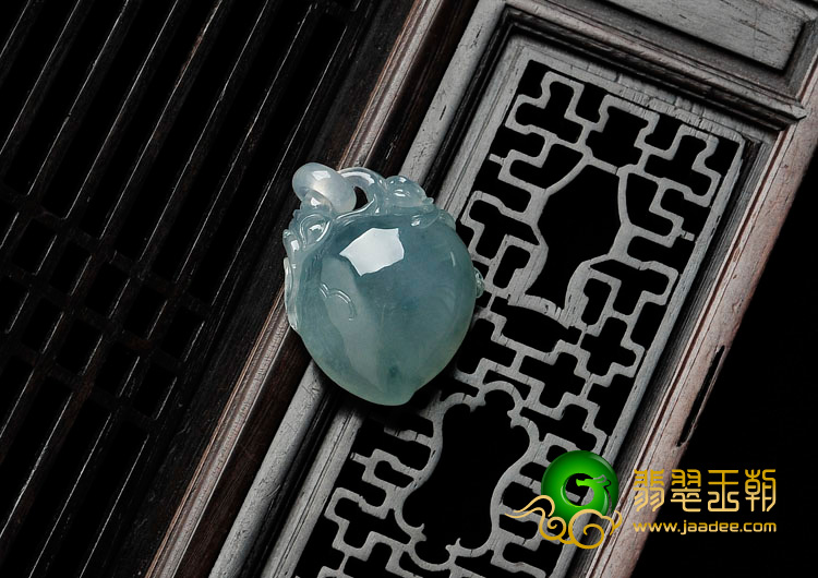 冰种飘花缅甸翡翠寿桃挂件
