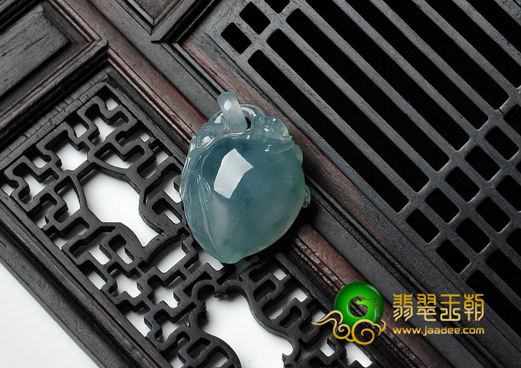 冰种飘花缅甸翡翠寿桃挂件