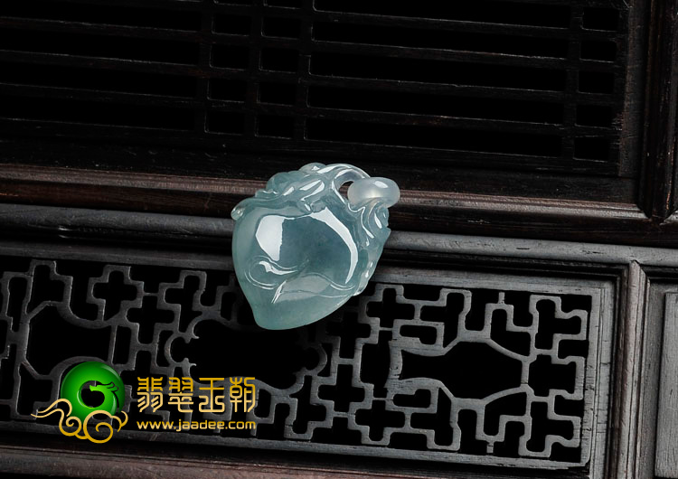 冰种飘花缅甸翡翠寿桃挂件
