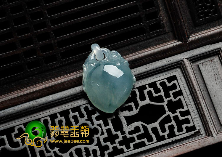 冰种飘花缅甸翡翠寿桃挂件