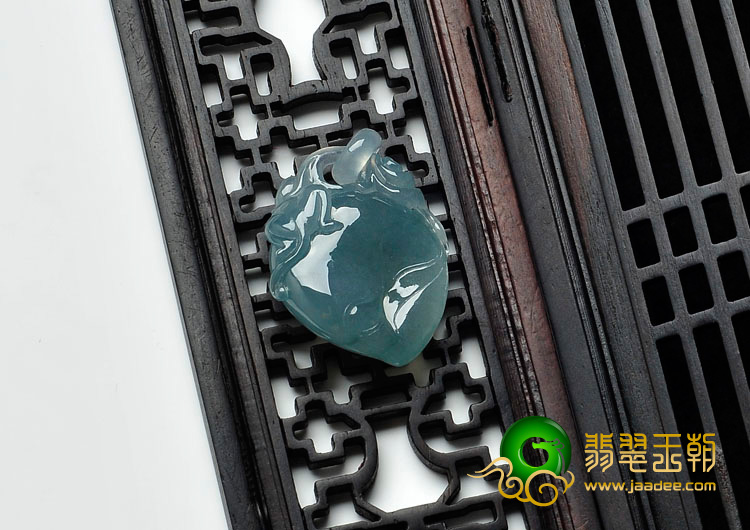 冰种飘花缅甸翡翠寿桃挂件