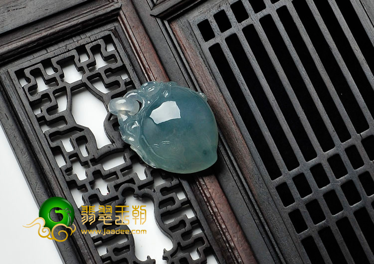 冰种飘花缅甸翡翠寿桃挂件