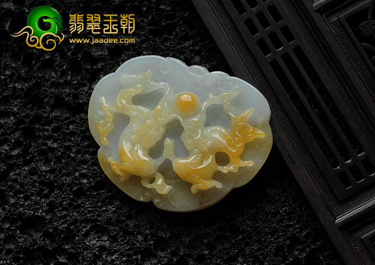 细糯种黄翡缅甸翡翠双龙戏珠挂件