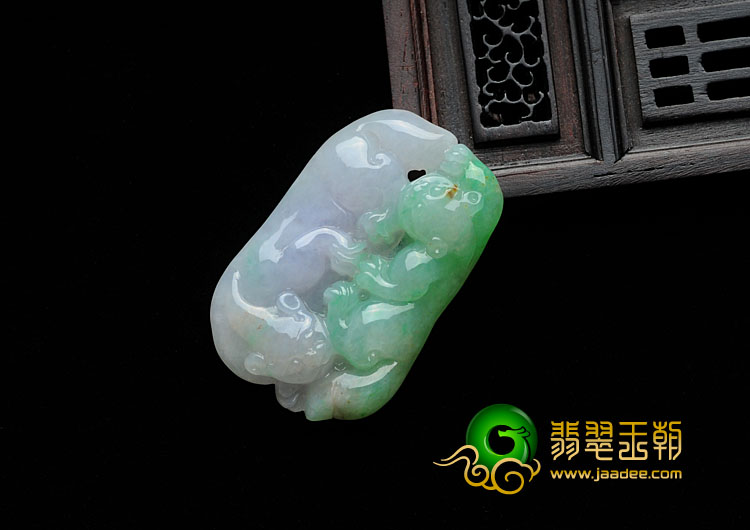 糯冰种春带彩缅甸翡翠貔貅挂件