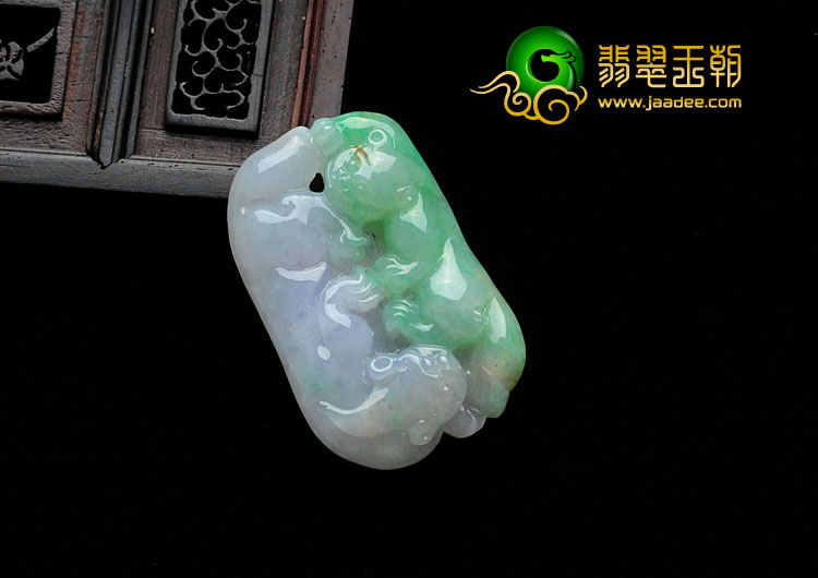 糯冰种春带彩缅甸翡翠貔貅挂件