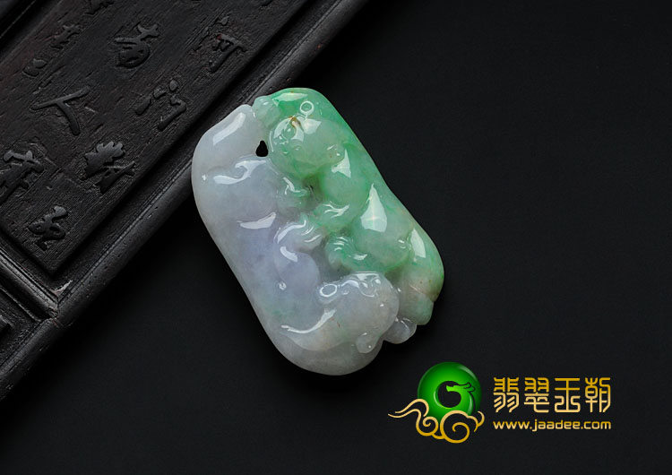 糯冰种春带彩缅甸翡翠貔貅挂件
