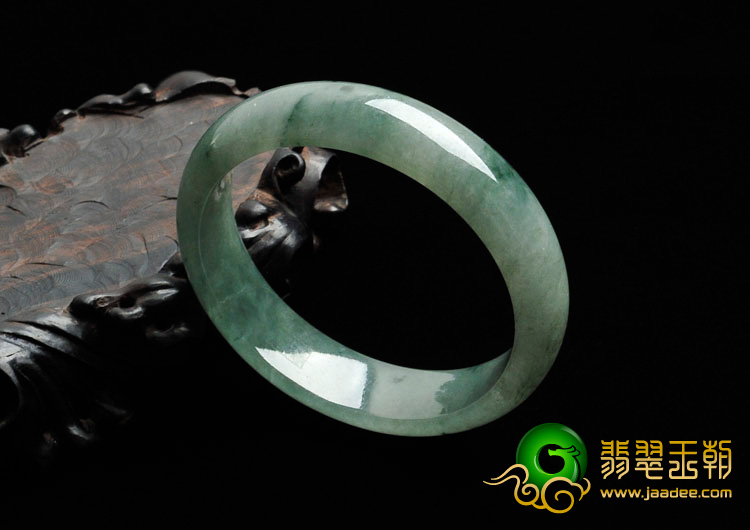 糯冰种飘花缅甸翡翠手镯（57.9mm）