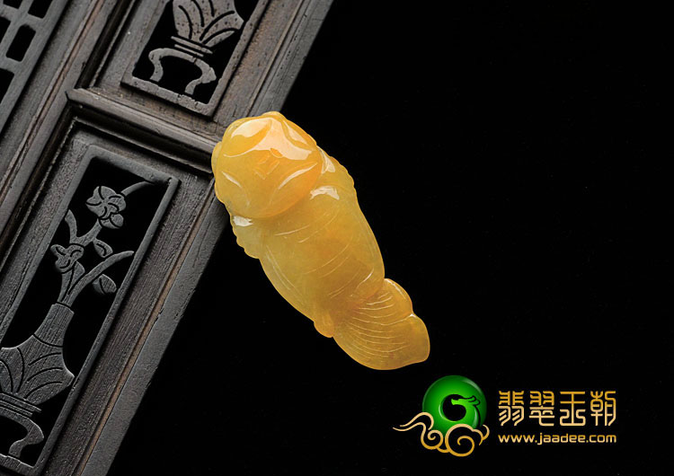 糯冰种黄翡缅甸翡翠金鱼挂件