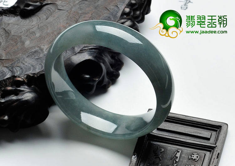 糯冰种油青缅甸翡翠手镯（55.9mm）