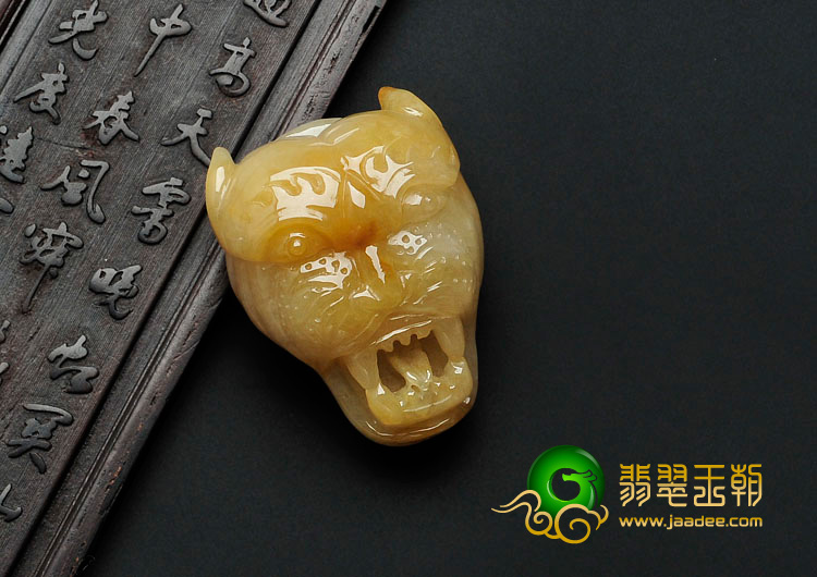 糯冰种黄翡缅甸翡翠虎头挂件