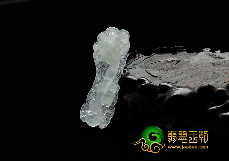 冰种淡晴水缅甸翡翠螭龙挂件