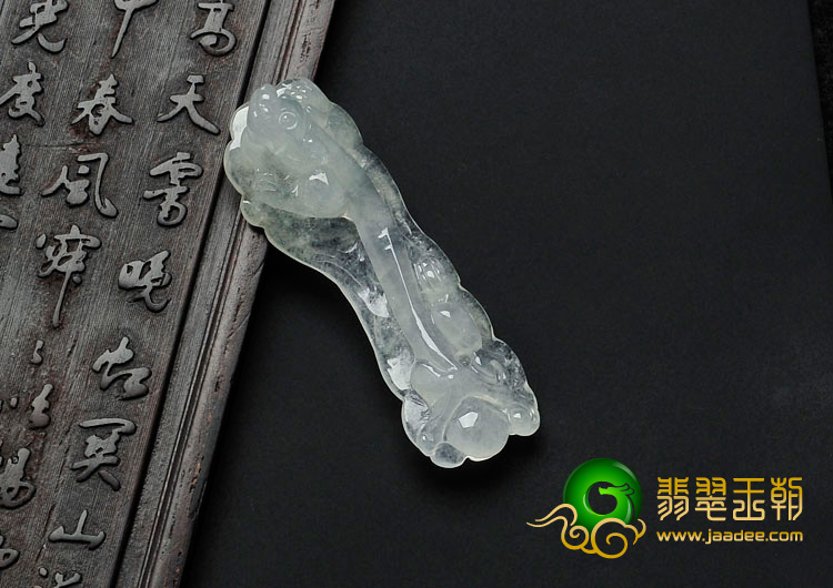 冰种淡晴水缅甸翡翠螭龙挂件