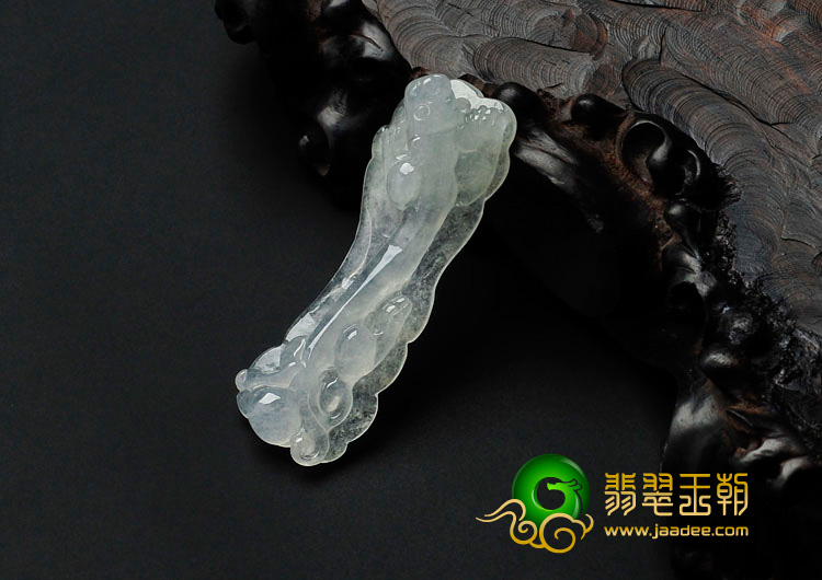 冰种淡晴水缅甸翡翠螭龙挂件