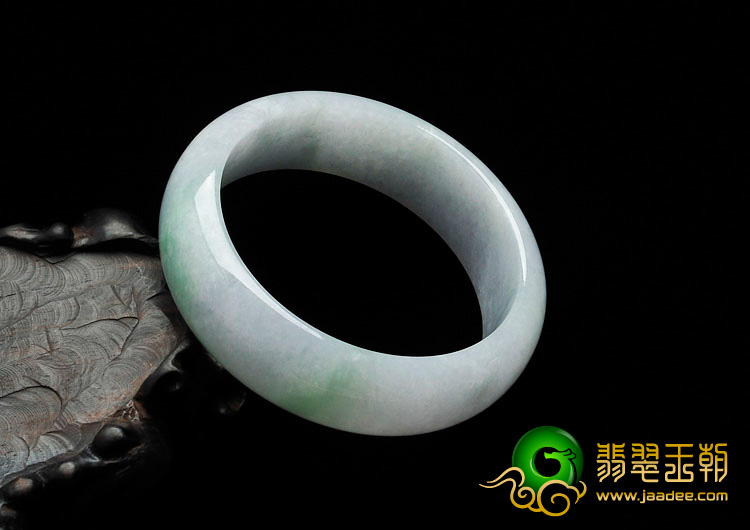 糯冰种春带彩缅甸翡翠手镯（55.9mm）