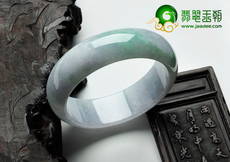 糯冰种春带彩缅甸翡翠手镯（55.9mm）