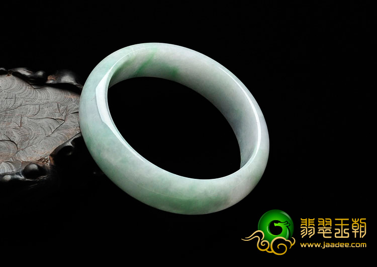 糯冰种春带彩缅甸翡翠手镯（58.2mm）