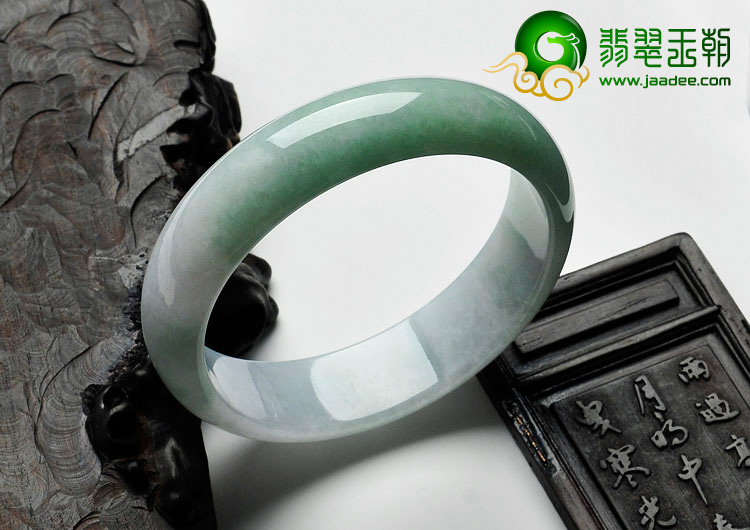 糯冰种春带彩缅甸翡翠手镯（57.9mm）