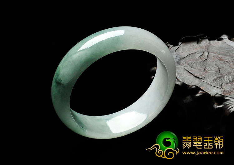 糯冰种晴水略飘花缅甸翡翠手镯（52.3mm）