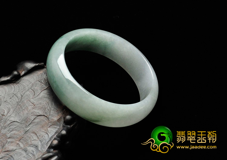 糯冰种晴水略飘花缅甸翡翠手镯（52.3mm）