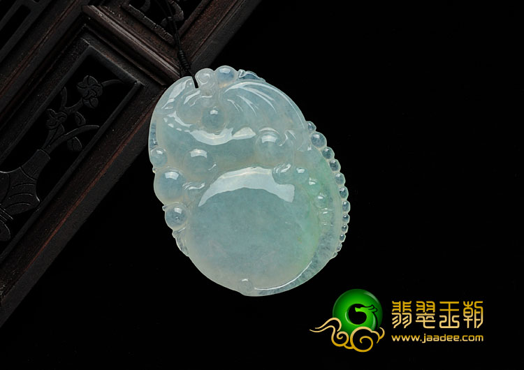 冰种淡晴水缅甸翡翠飞龙戏珠挂件