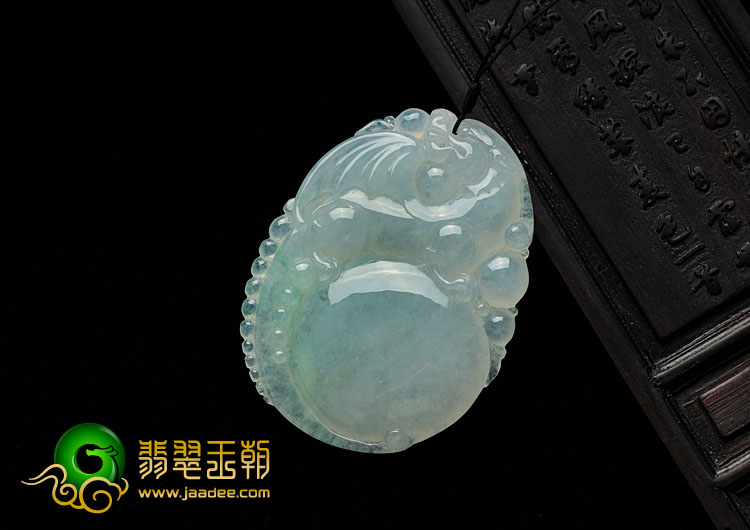 冰种淡晴水缅甸翡翠飞龙戏珠挂件