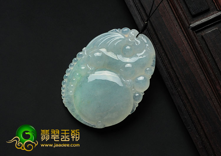 冰种淡晴水缅甸翡翠飞龙戏珠挂件