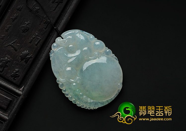 冰种淡晴水缅甸翡翠飞龙戏珠挂件