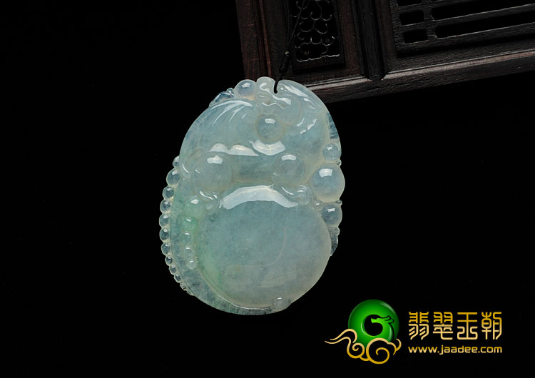 冰种淡晴水缅甸翡翠飞龙戏珠挂件