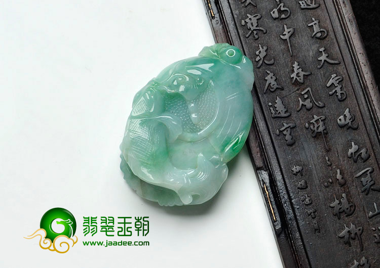糯冰种翠色缅甸翡翠年年有余挂件