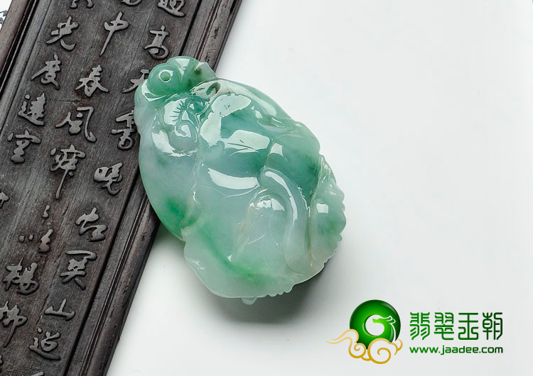 糯冰种翠色缅甸翡翠年年有余挂件