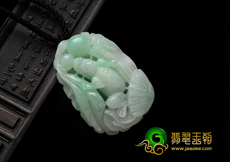 糯冰种翠色缅甸翡翠金蟾送宝挂件