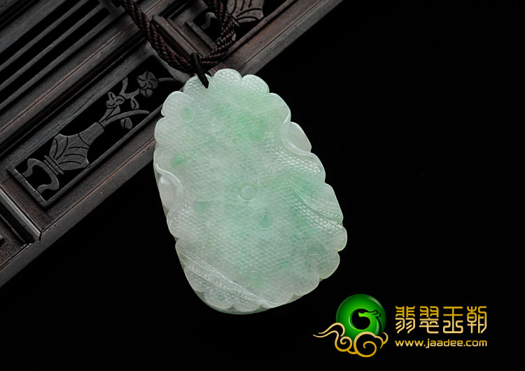 糯冰种翠色缅甸翡翠金蟾送宝挂件