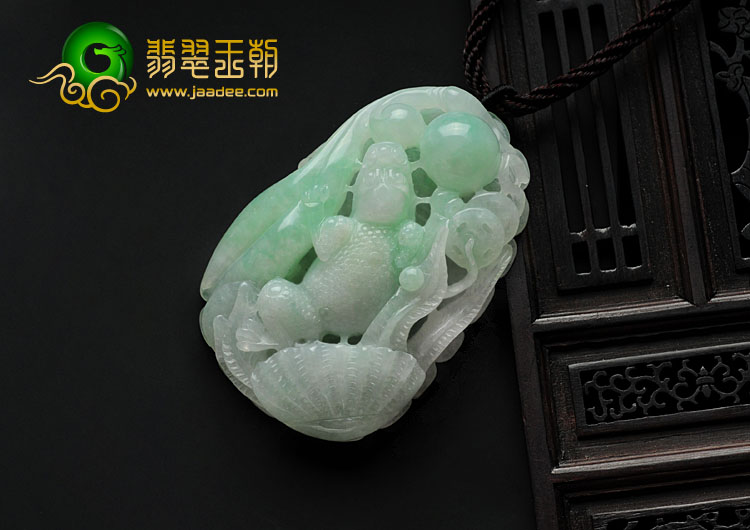 糯冰种翠色缅甸翡翠金蟾送宝挂件