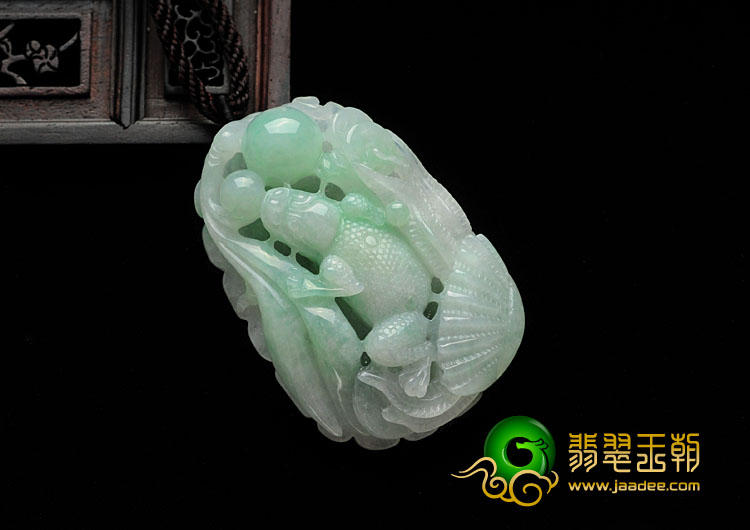 糯冰种翠色缅甸翡翠金蟾送宝挂件