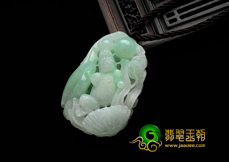 糯冰种翠色缅甸翡翠金蟾送宝挂件