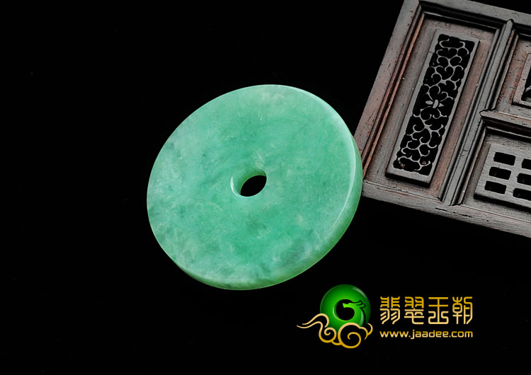 糯冰种淡绿缅甸翡翠平安扣挂件
