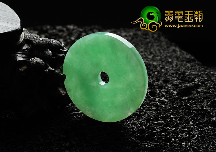 糯冰种淡绿缅甸翡翠平安扣挂件