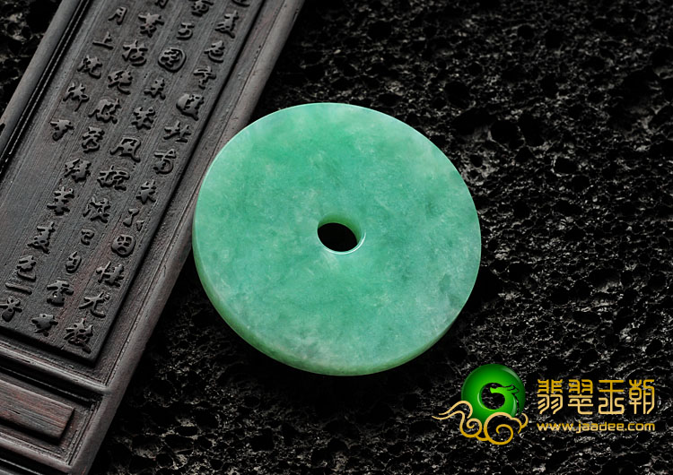 糯冰种淡绿缅甸翡翠平安扣挂件