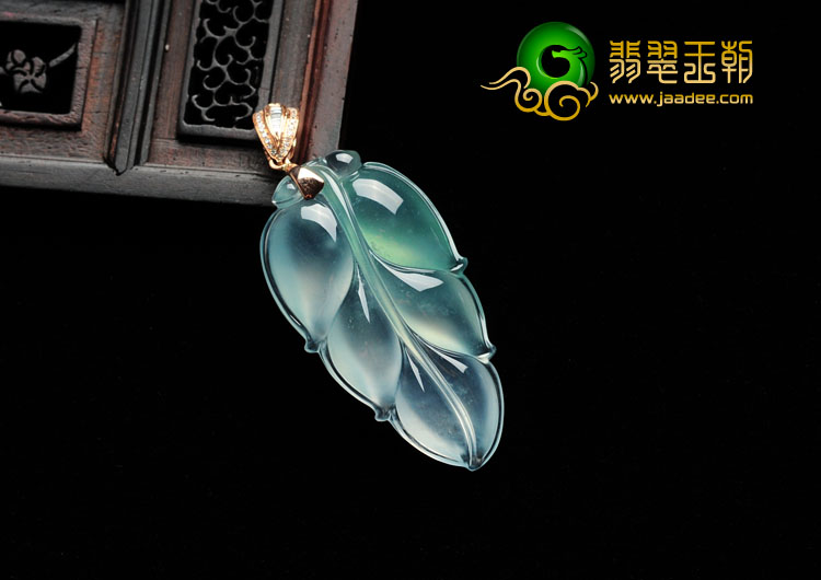 玻璃种晴水缅甸翡翠镶金扣叶子挂件