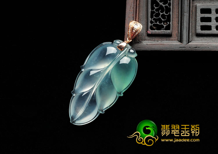 玻璃种晴水缅甸翡翠镶金扣叶子挂件