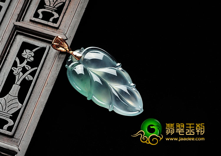 玻璃种晴水缅甸翡翠镶金扣叶子挂件