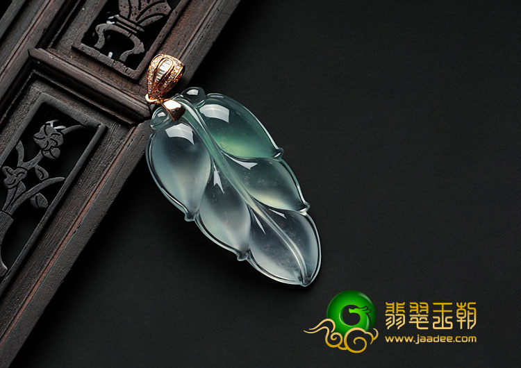 玻璃种晴水缅甸翡翠镶金扣叶子挂件